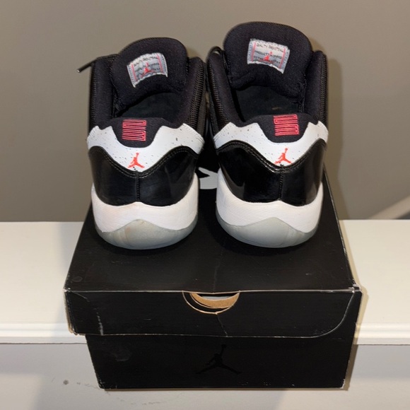 Jordan Black and White Sneakers Sleek Design - Picture 4 of 7